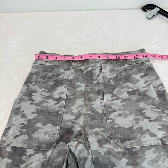 Spanx Stretch Twill Ankle Cargo Pants in Stone Wash Camo size M petite - Picture 5 of 8